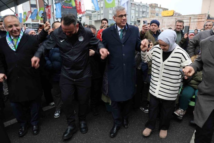 BAKAN MEMİŞOĞLU, VATANDAŞLARA BALIK EKMEK DAĞITTI