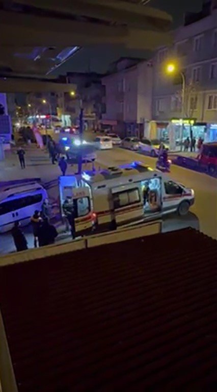 SOKAK ORTASINDA ESKİ EŞİNİ BIÇAKLADI