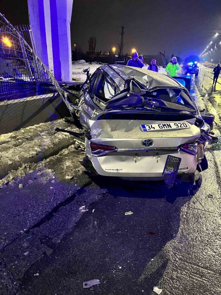 İSTANBUL’DA FECİ KAZA, OTOMOBİL SÜRÜCÜSÜ HAYATINI YİTİRDİ