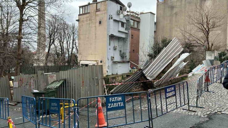 FATİH’TE TOPRAK KAYMASININ ARDINDAN YOL ÇÖKTÜ: O ANLAR KAMERADA