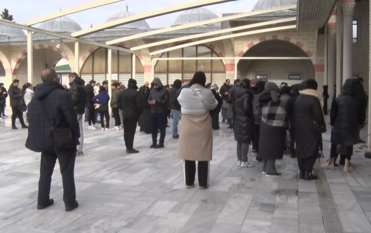 BÜYÜKÇEKMECE’DE ÖLDÜRÜLEN ADAM SON YOLCUĞUNA UĞURLANDI