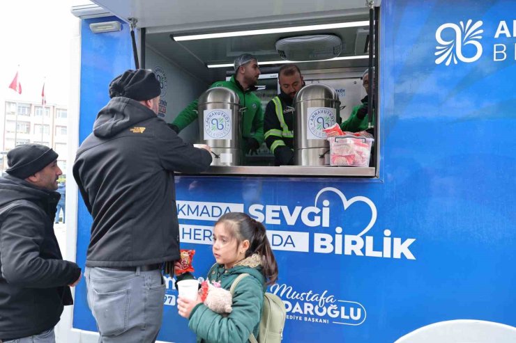 ARNAVUTKÖY BELEDİYE BAŞKANI ÇOCUKLARLA KARTOPU OYNADI
