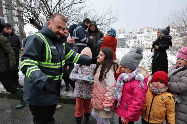 ARNAVUTKÖY BELEDİYE BAŞKANI ÇOCUKLARLA KARTOPU OYNADI