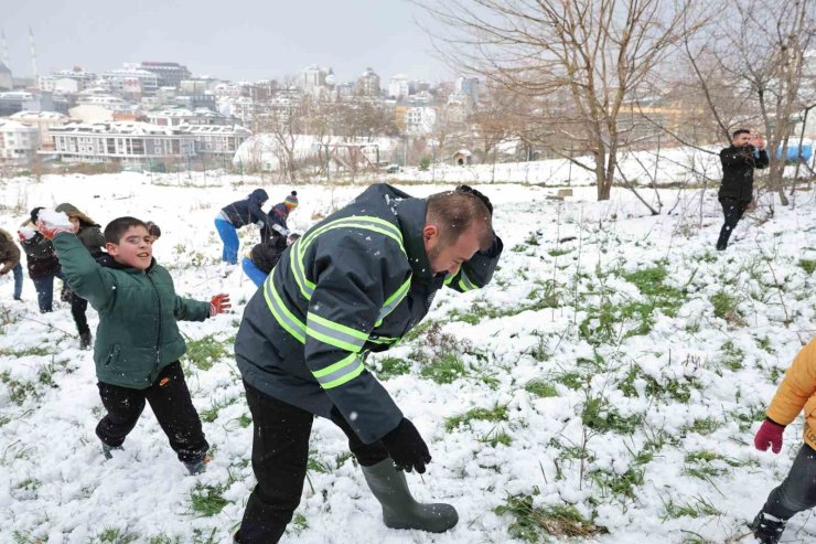 ARNAVUTKÖY BELEDİYE BAŞKANI ÇOCUKLARLA KARTOPU OYNADI