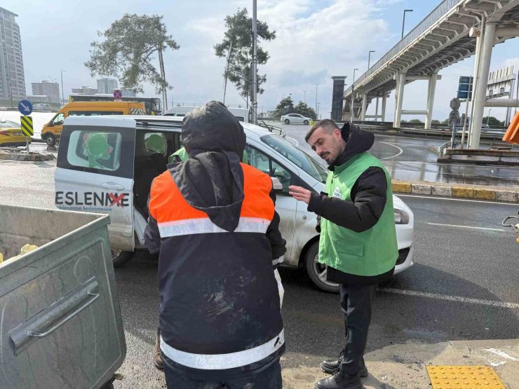 BÜYÜKÇEKMECE’DE SOKAKTA YAŞAYAN ADAMA BELEDİYE EKİPLERİ SAHİP ÇIKTI