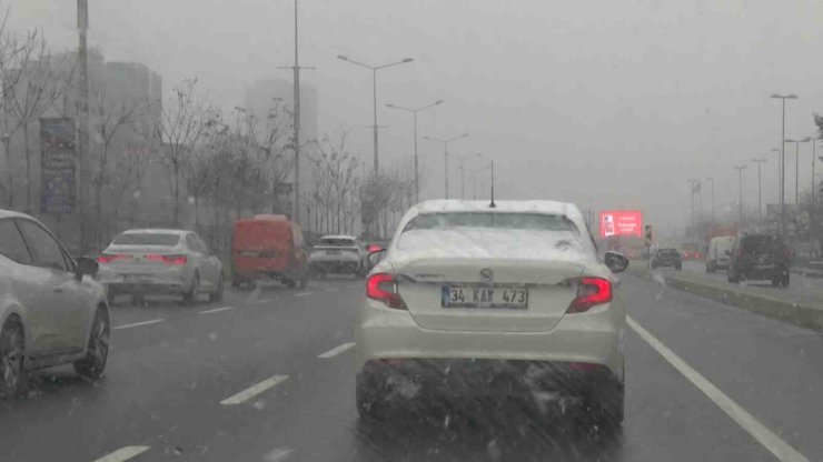 İSTANBUL’DA KAR YAĞIŞI DEVAM EDİYOR