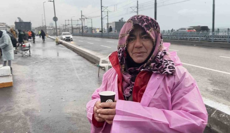 OLTA BALIKÇILARI KAR SOĞUK DİNLEMEDİ, GALATA KÖPRÜSÜ’NDE "RASTGELE" DEDİ