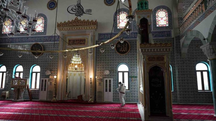 MALTEPE’DEKİ İBADETHANELER RAMAZAN ÖNCESİ DEZENFEKTE EDİLİYOR