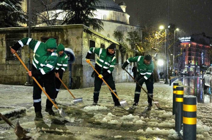 ŞİŞLİ’DE KARLA MÜCADELE ARALIKSIZ DEVAM EDİYOR