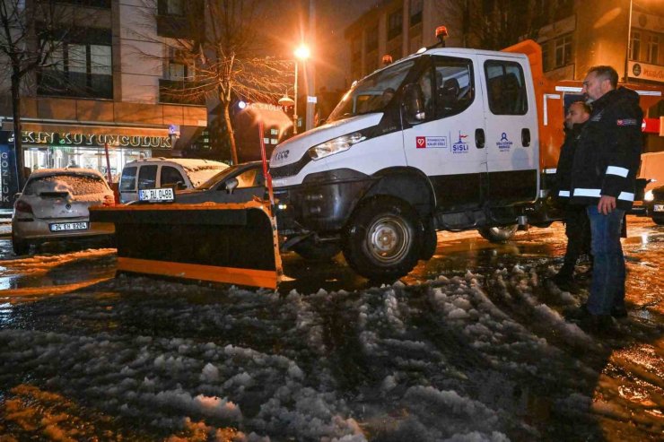 ŞİŞLİ’DE KARLA MÜCADELE ARALIKSIZ DEVAM EDİYOR