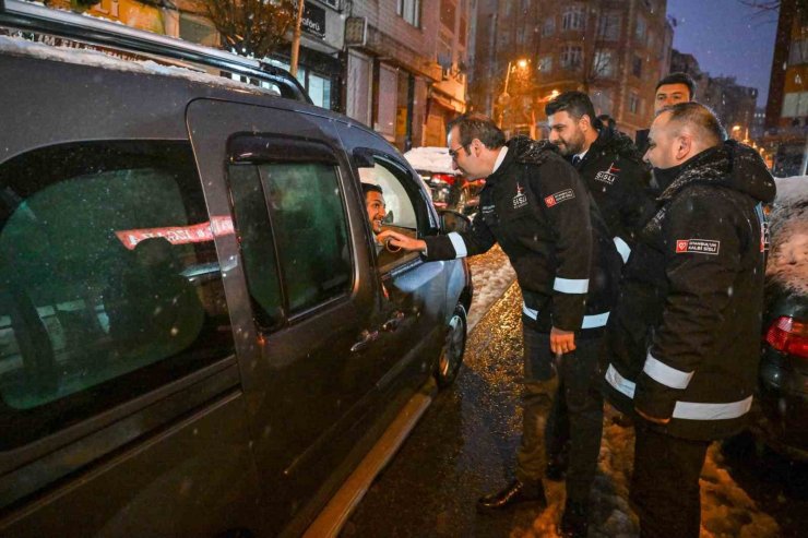 ŞİŞLİ’DE KARLA MÜCADELE ARALIKSIZ DEVAM EDİYOR