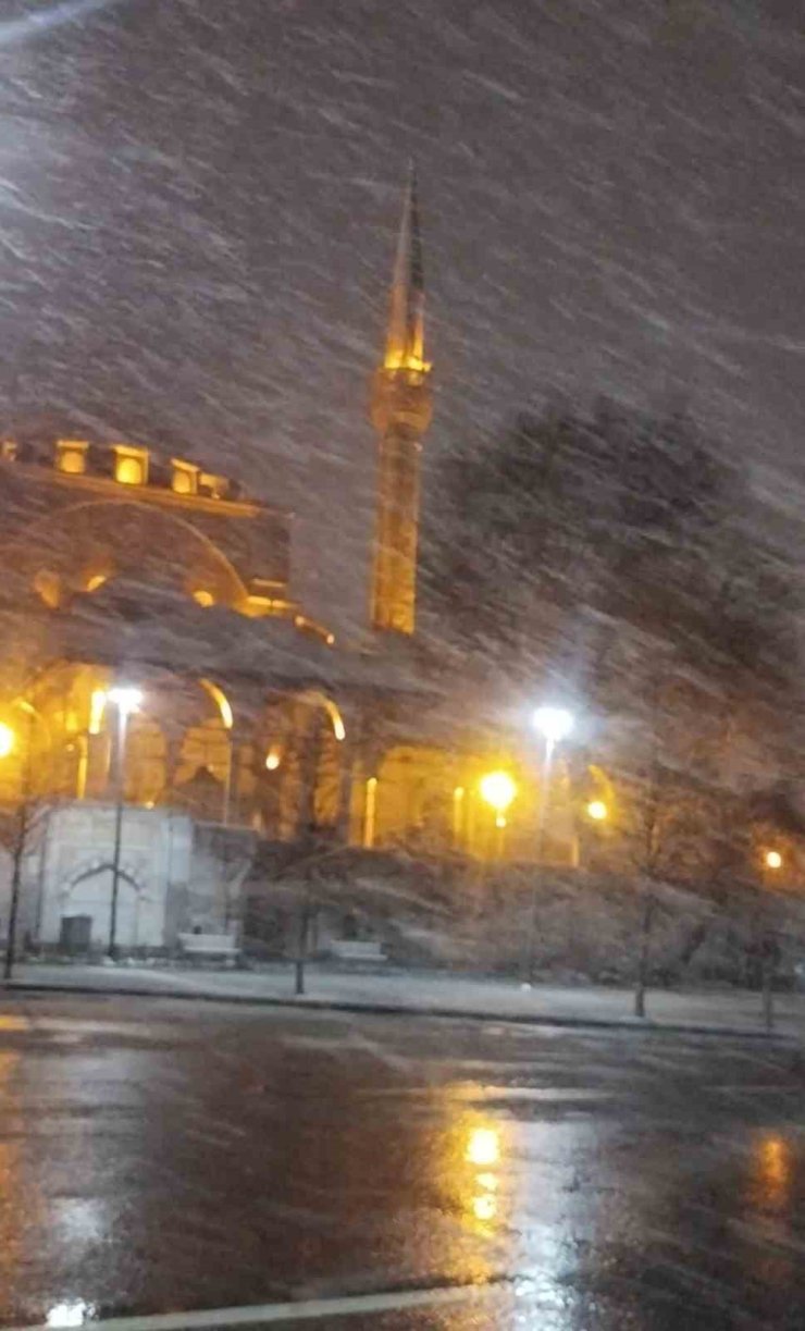 İSTANBUL HAFTANIN SON GÜNÜNE KARLA UYANDI