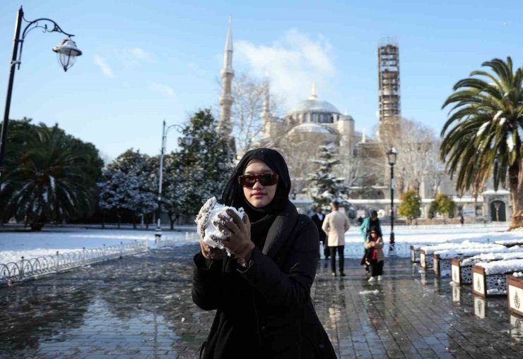 TARİHİ YARIMADA BEYAZA BÜRÜNDÜ, KARTPOSTALLIK MANZARA HAVADAN GÖRÜNTÜLENDİ