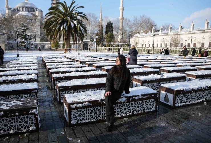 TARİHİ YARIMADA BEYAZA BÜRÜNDÜ, KARTPOSTALLIK MANZARA HAVADAN GÖRÜNTÜLENDİ