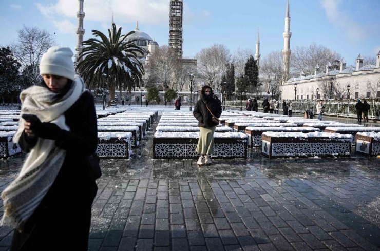 TARİHİ YARIMADA BEYAZA BÜRÜNDÜ, KARTPOSTALLIK MANZARA HAVADAN GÖRÜNTÜLENDİ