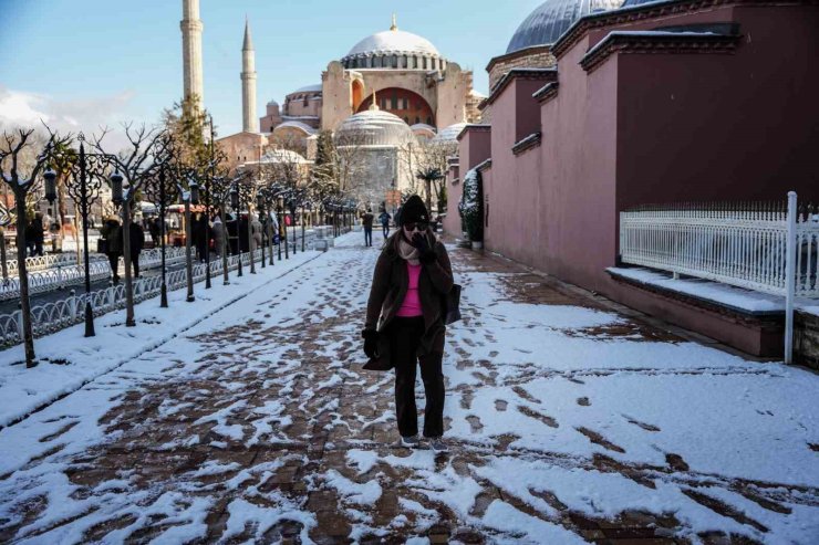 TARİHİ YARIMADA BEYAZA BÜRÜNDÜ, KARTPOSTALLIK MANZARA HAVADAN GÖRÜNTÜLENDİ