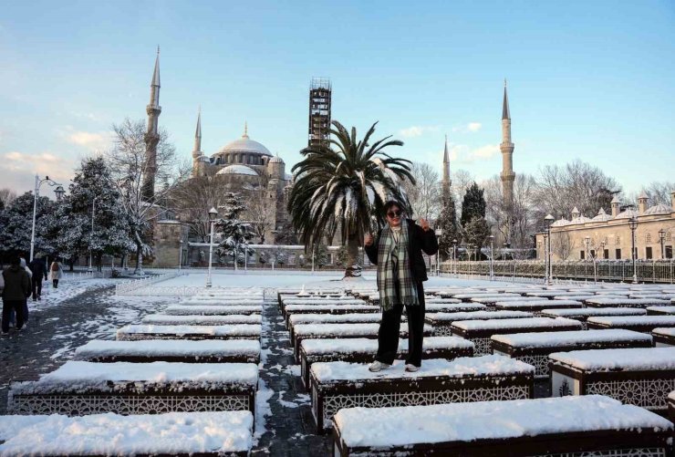 TARİHİ YARIMADA BEYAZA BÜRÜNDÜ, KARTPOSTALLIK MANZARA HAVADAN GÖRÜNTÜLENDİ