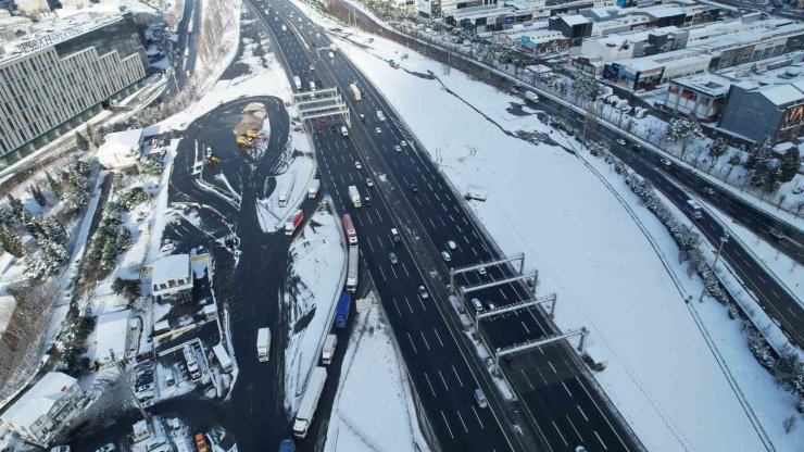İSTANBUL’A KAR YAĞDI YOLLAR BOŞ KALDI