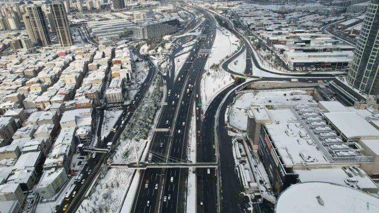 İSTANBUL’A KAR YAĞDI YOLLAR BOŞ KALDI