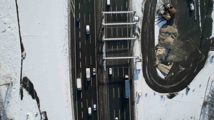 İSTANBUL’A KAR YAĞDI YOLLAR BOŞ KALDI