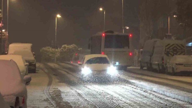 İSTANBUL GÜNÜN İLK SAATLERİNDE KARA TESLİM OLDU