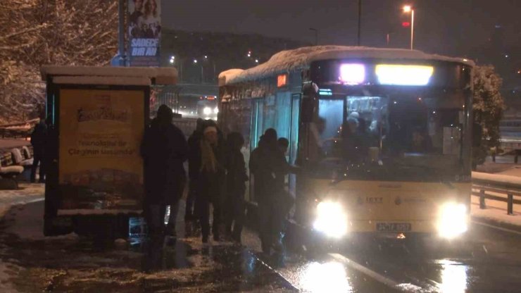 İSTANBUL’DA VATANDAŞLAR KAR YAĞIŞI ALTINDA İŞLERİNE GİTMEK İÇİN YOLA DÜŞTÜ