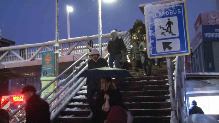 İSTANBUL’DA VATANDAŞLAR KAR YAĞIŞI ALTINDA İŞLERİNE GİTMEK İÇİN YOLA DÜŞTÜ