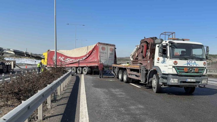 KUZEY MARMARA OTOYOLU’NDA ANİ FREN YAPAN YOLCU OTOBÜSÜNE TIR ÇARPTI