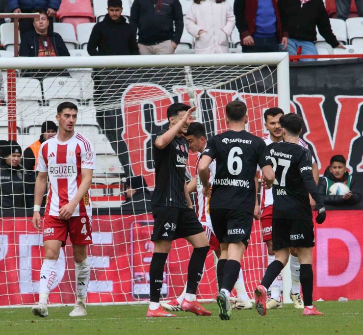 RAFA SİLVA, GOLLERİNE DEVAM EDİYOR
