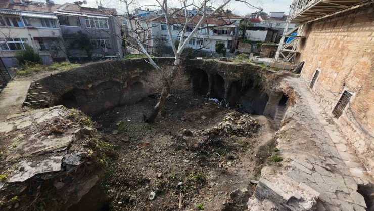 İMRAHOR İLYAS BEY CAMİİ ASLINA UYGUN OLARAK İHYA EDİLİYOR: 100 YIL SONRA ÜSTÜ KAPATILDI