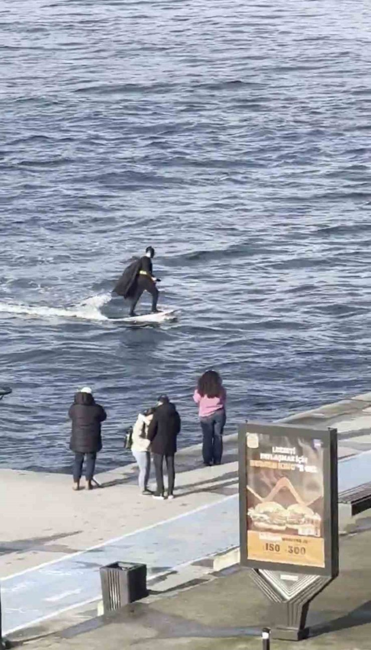 İSTANBUL BOĞAZI’NDA "BATMAN" SÖRF YAPARKEN "ÖRÜMCEK ADAM" SCOOTER KULLANDI