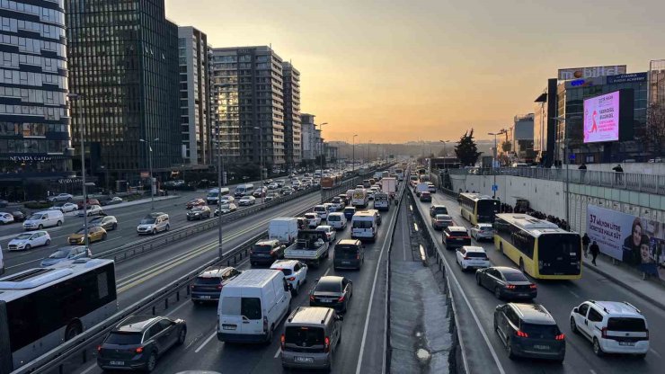 İSTANBUL’DA TRAFİK YOĞUNLUĞU YÜZDE 80’E ULAŞTI