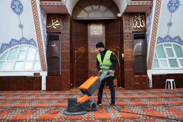 KADIKÖY’DEKİ İBADETHANELERDE RAMAZAN AYI TEMİZLİĞİ