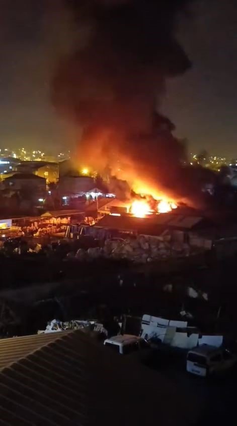 ARNAVUTKÖY’DE FABRİKA YANGINI
