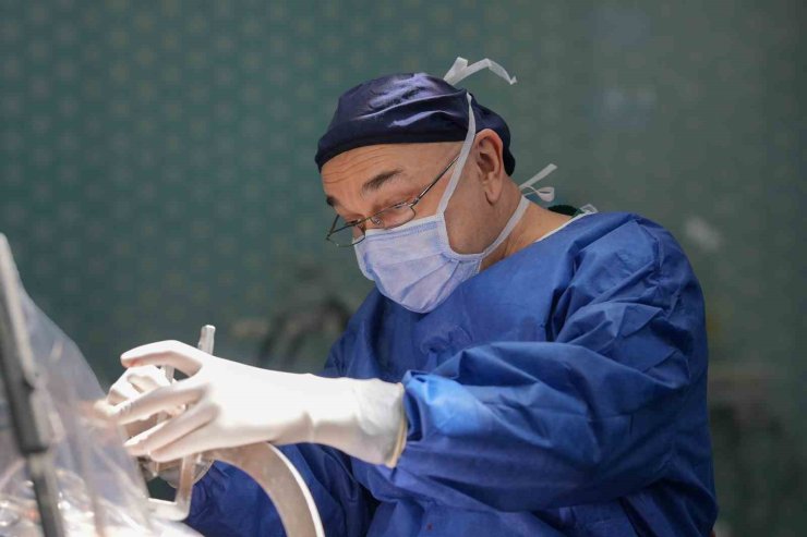 GUİNNESS REKORTMENİ DOÇ. DR. ALİ ZIRH, 2 BİNİNCİ AMELİYATINI GERÇEKLEŞTİRDİ