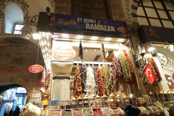 EMİNÖNÜ’NDE RAMAZAN HAREKETLİLİĞİ