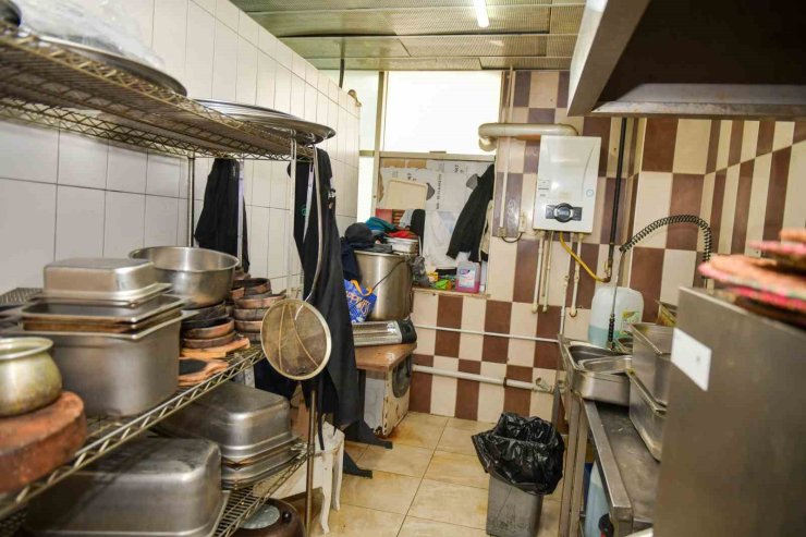 ESENYURT’TA HALK SAĞLIĞINI TEHDİT EDEN RESTORAN MÜHÜRLENDİ