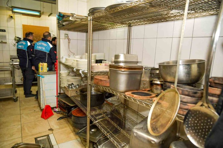 ESENYURT’TA HALK SAĞLIĞINI TEHDİT EDEN RESTORAN MÜHÜRLENDİ