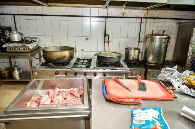 ESENYURT’TA HALK SAĞLIĞINI TEHDİT EDEN RESTORAN MÜHÜRLENDİ