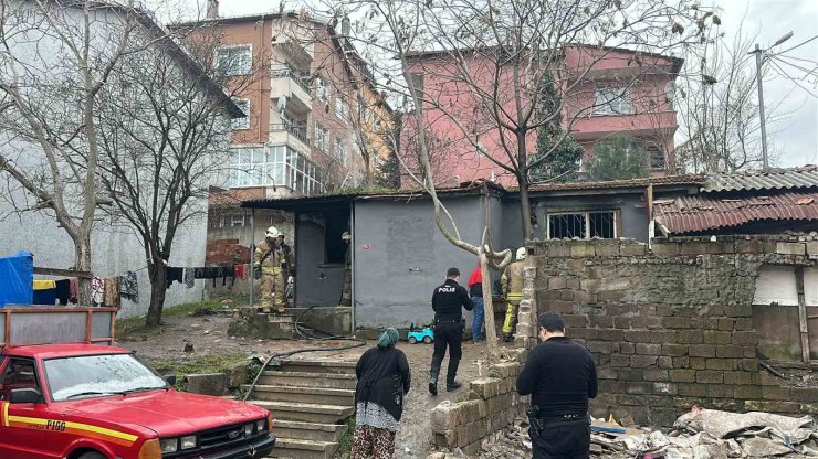 ÜSKÜDAR’DA GECEKONDU YANGINI: O ANLAR KAMERADA