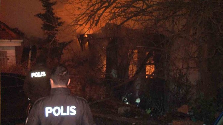 BEŞİKTAŞ’TA 3 KATLI 2 AHŞAP BİNA ALEV ALEV YANDI