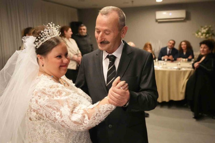BEYOĞLU’NDA DOWN SENDROMLU YELİZ’İN DÜĞÜN HAYALİ GERÇEK OLDU