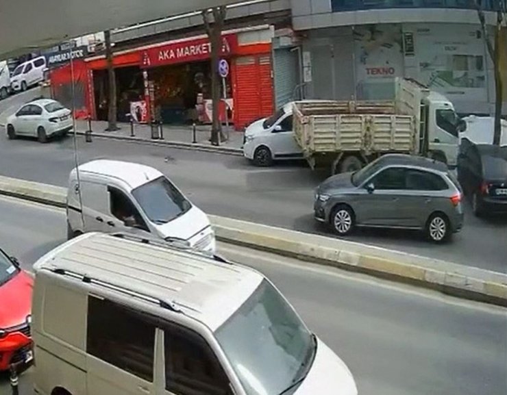 AVCILAR’DA KAMYONETİN 4 ARACA ÇARPTIĞI KAZA GÜVENLİK KAMERASINDA