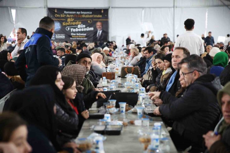 BİNLERCE VATANDAŞ EYÜPSULTAN’DA DEV İFTAR SOFRASINDA BULUŞUYOR