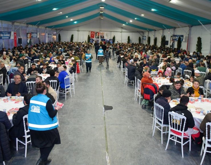 ESENYURT BELEDİYESİ, BİNLERCE VATANDAŞI İFTAR SOFRALARINDA BİR ARAYA GETİRDİ