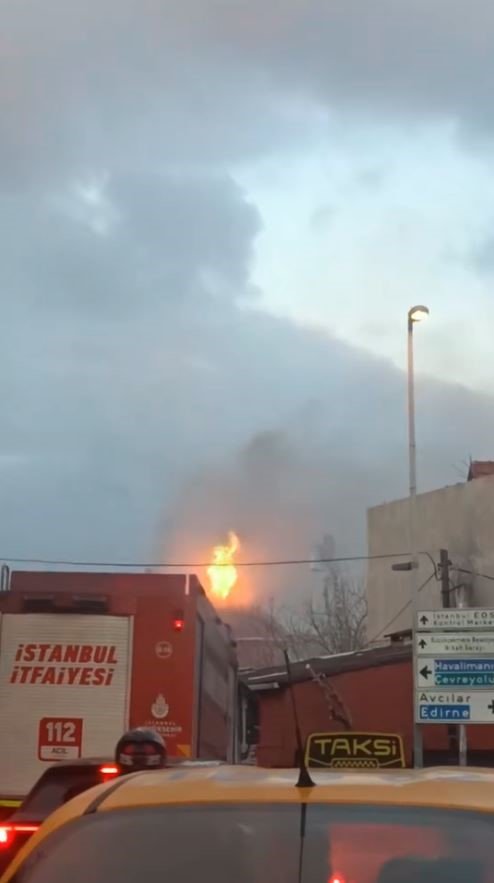 KÜÇÜKÇEKMECE’DE İFTAR VAKTİNDE KORKUTAN ÇATI YANGINI