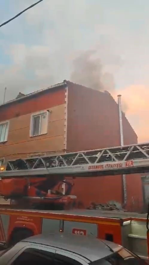 KÜÇÜKÇEKMECE’DE İFTAR VAKTİNDE KORKUTAN ÇATI YANGINI