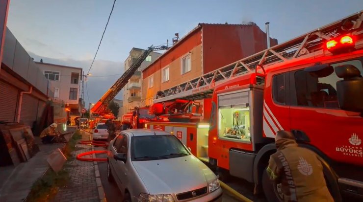 KÜÇÜKÇEKMECE’DE İFTAR VAKTİNDE KORKUTAN ÇATI YANGINI