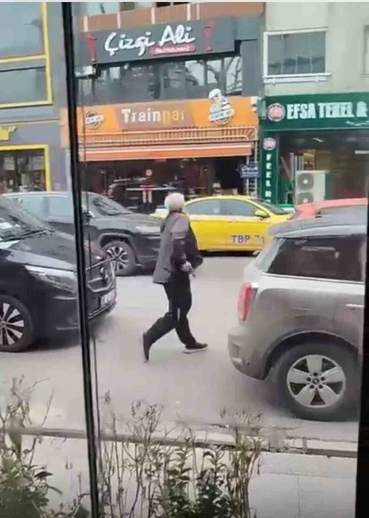 KADIKÖY’DE ELİNDE SİLAHLA BİR MEKANA GİREN ŞAHSA TRAFİK POLİSİ MÜDAHALE ETTİ