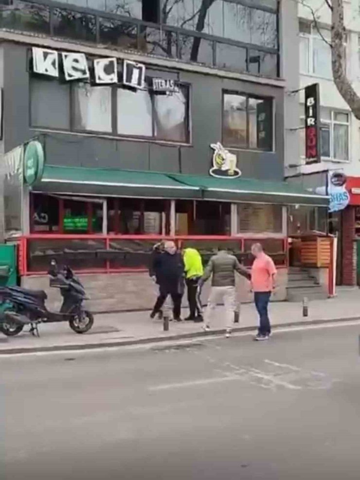 KADIKÖY’DE ELİNDE SİLAHLA BİR MEKANA GİREN ŞAHSA TRAFİK POLİSİ MÜDAHALE ETTİ